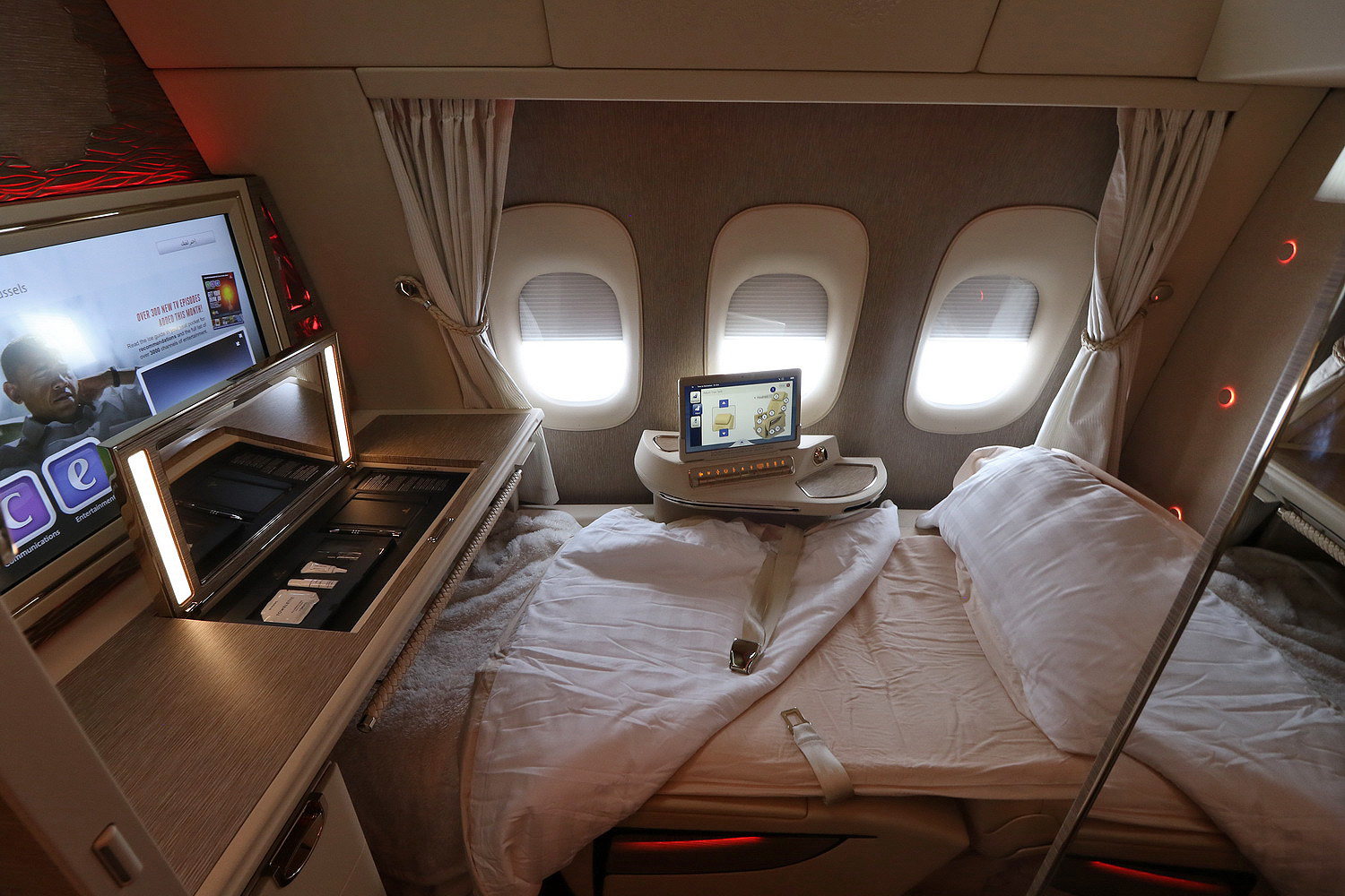 Emirates New First Class Suites on B777