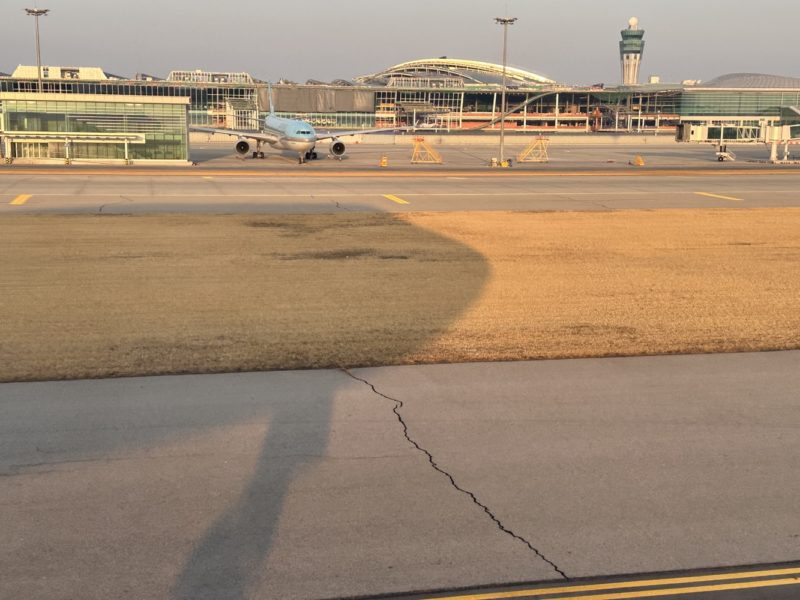 747 Taxiing at Incheon with its nose shadow