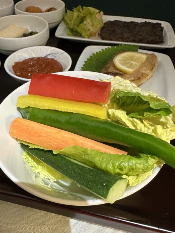 a plate of vegetables on a table